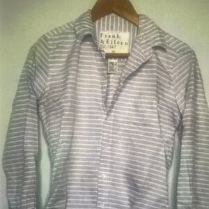 Frank and Eileen barry Button down size XS pur-ple and white